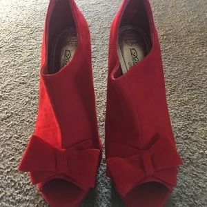 Red bow heel